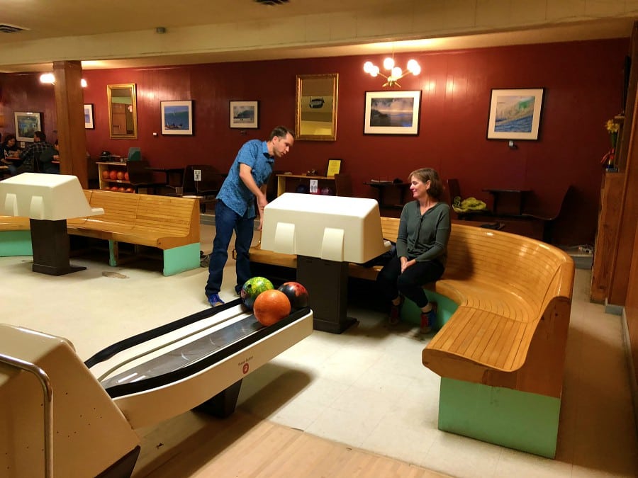Best things to do in Lincoln City Oregon Coast, family friendly Oregon Coast, Bowling on the Oregon Coast, Lincoln City Must-Do. Olde Line Lanes and Kitchen Bowling Alley Review.